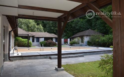 MAĎARSKO - TELKIBÁNYA  ARANYGOMBOS FOGADÓ WELNES  REŠTAURÁCIA.