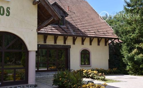 MAĎARSKO - TELKIBÁNYA  ARANYGOMBOS FOGADÓ WELNES  REŠTAURÁCIA.