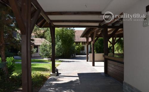 MAĎARSKO - TELKIBÁNYA  ARANYGOMBOS FOGADÓ WELNES  REŠTAURÁCIA.