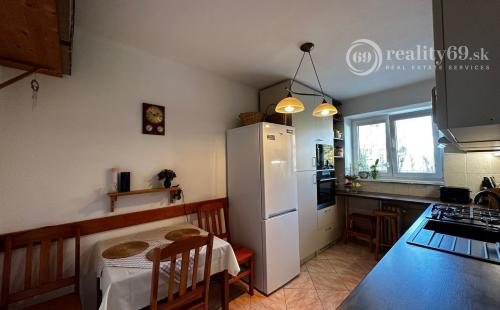 REZERVOVANÉ - ŠACA - ŽELEZIARENSKÁ PEKNÝ 2 IZBOVÝ BYT 60 M2, 3 POSCHODIE, BALKÓN.