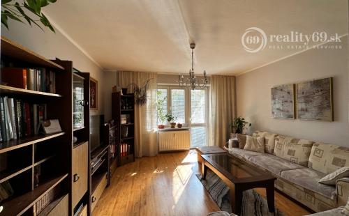 REZERVOVANÉ - ŠACA - ŽELEZIARENSKÁ PEKNÝ 2 IZBOVÝ BYT 60 M2, 3 POSCHODIE, BALKÓN.