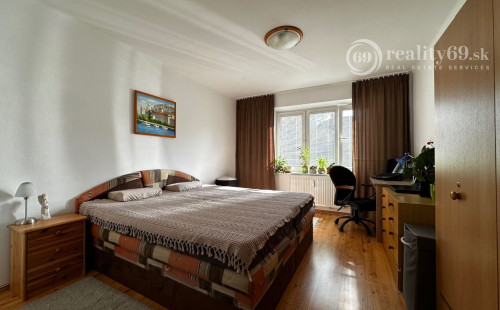 REZERVOVANÉ - ŠACA - ŽELEZIARENSKÁ PEKNÝ 2 IZBOVÝ BYT 60 M2, 3 POSCHODIE, BALKÓN.