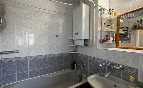 REZERVOVANÉ - ŠACA - ŽELEZIARENSKÁ PEKNÝ 2 IZBOVÝ BYT 60 M2, 3 POSCHODIE, BALKÓN.