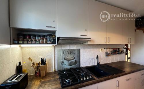 REZERVOVANÉ - ŠACA - ŽELEZIARENSKÁ PEKNÝ 2 IZBOVÝ BYT 60 M2, 3 POSCHODIE, BALKÓN.