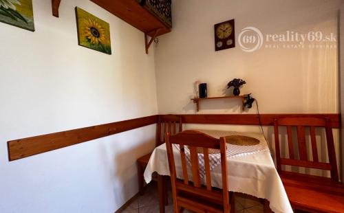 REZERVOVANÉ - ŠACA - ŽELEZIARENSKÁ PEKNÝ 2 IZBOVÝ BYT 60 M2, 3 POSCHODIE, BALKÓN.