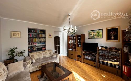 REZERVOVANÉ - ŠACA - ŽELEZIARENSKÁ PEKNÝ 2 IZBOVÝ BYT 60 M2, 3 POSCHODIE, BALKÓN.