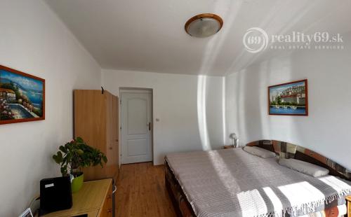 REZERVOVANÉ - ŠACA - ŽELEZIARENSKÁ PEKNÝ 2 IZBOVÝ BYT 60 M2, 3 POSCHODIE, BALKÓN.