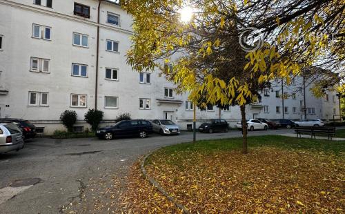 REZERVOVANÉ - ŠACA - ŽELEZIARENSKÁ PEKNÝ 2 IZBOVÝ BYT 60 M2, 3 POSCHODIE, BALKÓN.