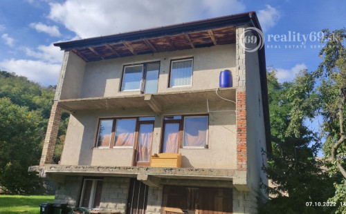 MAĎARSKO - ARKA  POSCHODOVÝ DOM SO ZAČATOU REKONŠTRUKCIOU