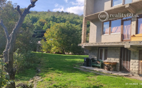 MAĎARSKO - ARKA  POSCHODOVÝ DOM SO ZAČATOU REKONŠTRUKCIOU