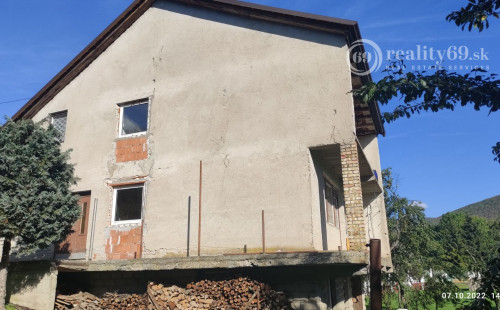MAĎARSKO - ARKA  POSCHODOVÝ DOM SO ZAČATOU REKONŠTRUKCIOU