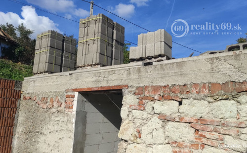 MAĎARSKO - ARKA  POSCHODOVÝ DOM SO ZAČATOU REKONŠTRUKCIOU