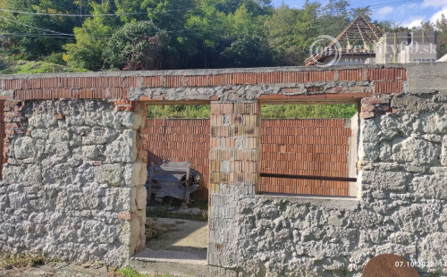 MAĎARSKO - ARKA  POSCHODOVÝ DOM SO ZAČATOU REKONŠTRUKCIOU