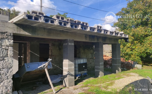 MAĎARSKO - ARKA  POSCHODOVÝ DOM SO ZAČATOU REKONŠTRUKCIOU