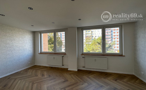 JAZERO - DRUŽICOVÁ 3 IZBOVÝ BYT PRE NÁROČNÉHO KLIENTA - TOP REKONŠTRUKCIA, ZASKLENNÁ LODŽIA.