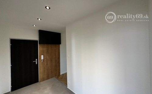 JAZERO - DRUŽICOVÁ 3 IZBOVÝ BYT PRE NÁROČNÉHO KLIENTA - TOP REKONŠTRUKCIA, ZASKLENNÁ LODŽIA.