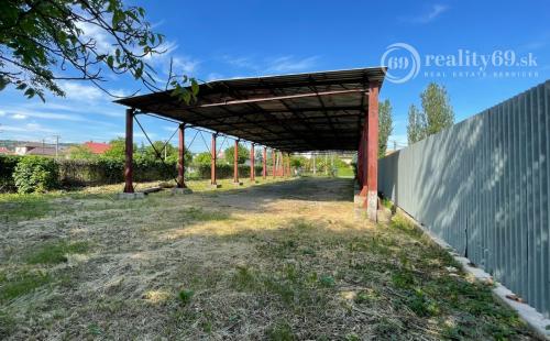 ŤAHANOVCE - POZEMOK 1072 M2 S OCEĽOVÝM PRÍSTREŠKOM - ZÁKLAD HALY 384 M2.