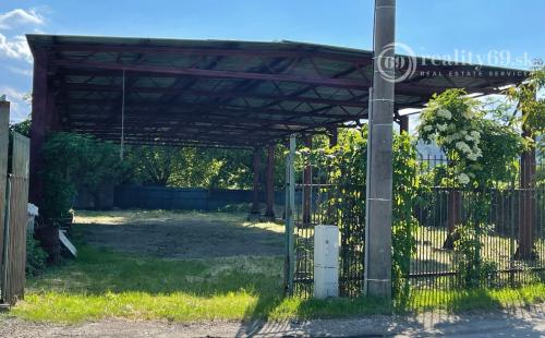 ŤAHANOVCE - POZEMOK 1072 M2 S OCEĽOVÝM PRÍSTREŠKOM - ZÁKLAD HALY 384 M2.