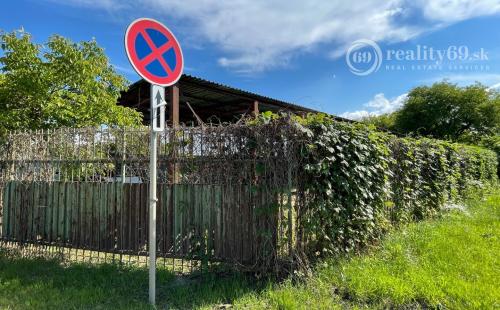 ŤAHANOVCE - POZEMOK 1072 M2 S OCEĽOVÝM PRÍSTREŠKOM - ZÁKLAD HALY 384 M2.