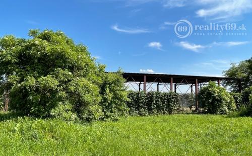 ŤAHANOVCE - POZEMOK 1072 M2 S OCEĽOVÝM PRÍSTREŠKOM - ZÁKLAD HALY 384 M2.