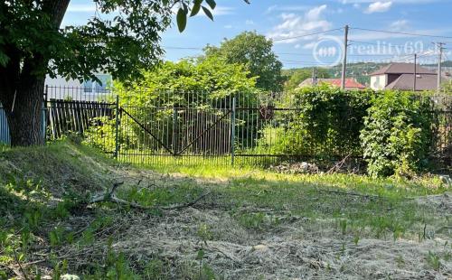 ŤAHANOVCE - POZEMOK 1072 M2 S OCEĽOVÝM PRÍSTREŠKOM - ZÁKLAD HALY 384 M2.