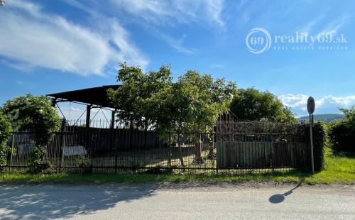 ŤAHANOVCE - POZEMOK 1072 M2 S OCEĽOVÝM PRÍSTREŠKOM - ZÁKLAD HALY 384 M2.