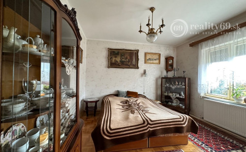 MAĎARSKO - ENCS  6 IZBOVÝ POSCHODOVÝ DOM SO ZÁHRADOU.