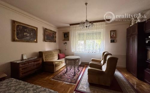 MAĎARSKO - ENCS  6 IZBOVÝ POSCHODOVÝ DOM SO ZÁHRADOU.