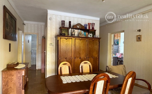 MAĎARSKO - ENCS  6 IZBOVÝ POSCHODOVÝ DOM SO ZÁHRADOU.