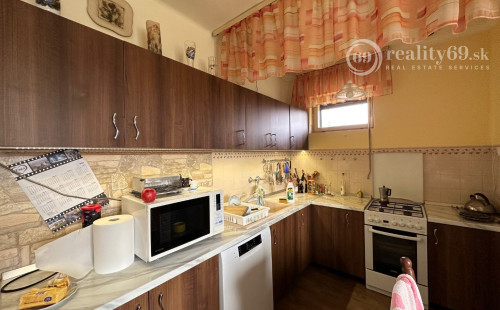 MAĎARSKO - ENCS  6 IZBOVÝ POSCHODOVÝ DOM SO ZÁHRADOU.