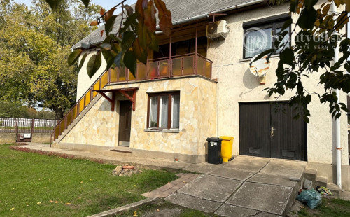 MAĎARSKO - ENCS  6 IZBOVÝ POSCHODOVÝ DOM SO ZÁHRADOU.