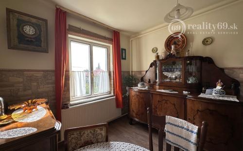 MAĎARSKO - ENCS  6 IZBOVÝ POSCHODOVÝ DOM SO ZÁHRADOU.