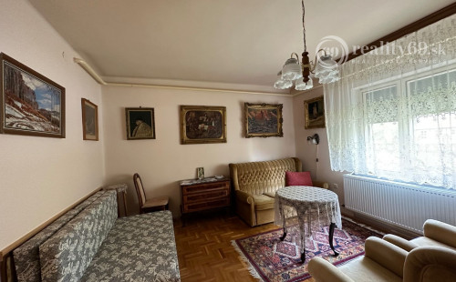 MAĎARSKO - ENCS  6 IZBOVÝ POSCHODOVÝ DOM SO ZÁHRADOU.