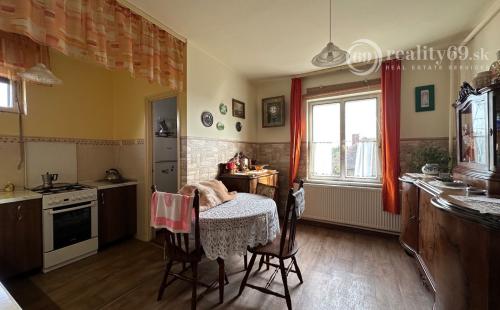 MAĎARSKO - ENCS  6 IZBOVÝ POSCHODOVÝ DOM SO ZÁHRADOU.