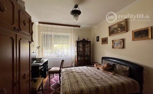 MAĎARSKO - ENCS  6 IZBOVÝ POSCHODOVÝ DOM SO ZÁHRADOU.