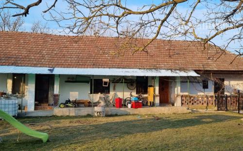 MAĎARSKO - HORNÝ KÉKED 3 IZBOVÝ DOM 5000m2 POZEMOK