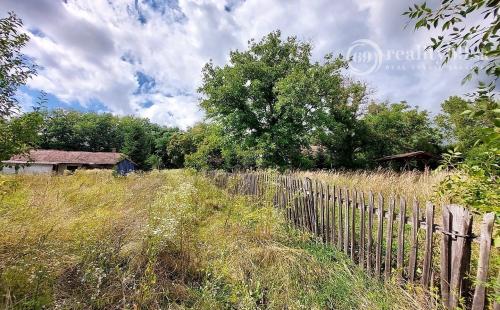 MAĎARSKO - PERECSE KÚRIA POZEMOK 1,2 ha S MOŽNOSŤOU ROZDELENIA NA VIACERO MENŠÍCH