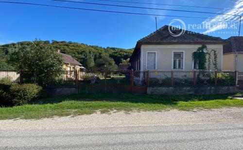 MAĎARSKO - SZŐLŐSARDÓ SEDLIACKY DOM S VERANDOU A LETNOU KUCHYŇOU V KRÁSNOM PROSTREDÍ