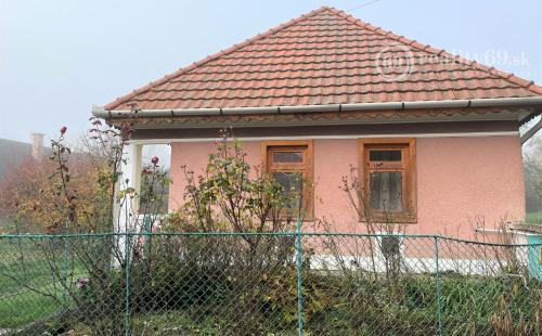 MAĎARSKO - PÁNYOK RODINNÝ DOM PO ČIASTOČNEJ REKONŠTRUKCII S GARÁŽOU LEN 5 KM OD SLOVENSKEJ HRANICE