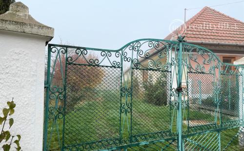 MAĎARSKO - PÁNYOK RODINNÝ DOM PO ČIASTOČNEJ REKONŠTRUKCII S GARÁŽOU LEN 5 KM OD SLOVENSKEJ HRANICE