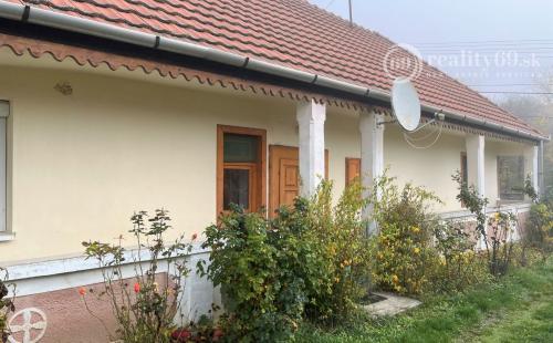 MAĎARSKO - PÁNYOK RODINNÝ DOM PO ČIASTOČNEJ REKONŠTRUKCII S GARÁŽOU LEN 5 KM OD SLOVENSKEJ HRANICE