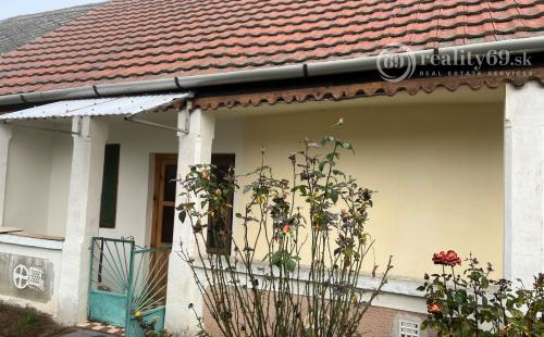 MAĎARSKO - PÁNYOK RODINNÝ DOM PO ČIASTOČNEJ REKONŠTRUKCII S GARÁŽOU LEN 5 KM OD SLOVENSKEJ HRANICE