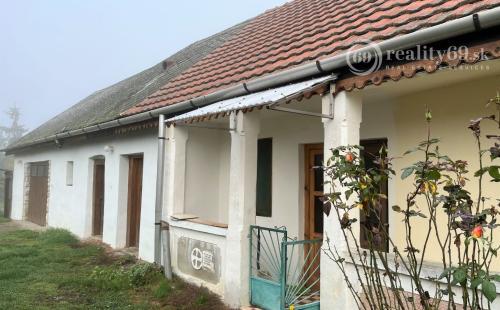 MAĎARSKO - PÁNYOK RODINNÝ DOM PO ČIASTOČNEJ REKONŠTRUKCII S GARÁŽOU LEN 5 KM OD SLOVENSKEJ HRANICE
