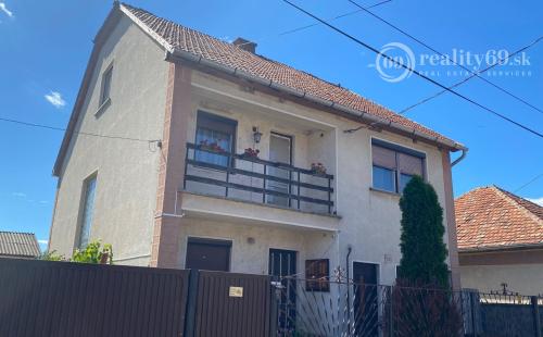 MAĎARSKO - SZENDRO PEKNÝ 5 IZBOVÝ POSCHODOVÝ RODINNÝ DOM S GARÁŽOU