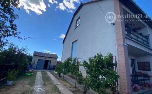 MAĎARSKO - SZENDRO PEKNÝ 5 IZBOVÝ POSCHODOVÝ RODINNÝ DOM S GARÁŽOU