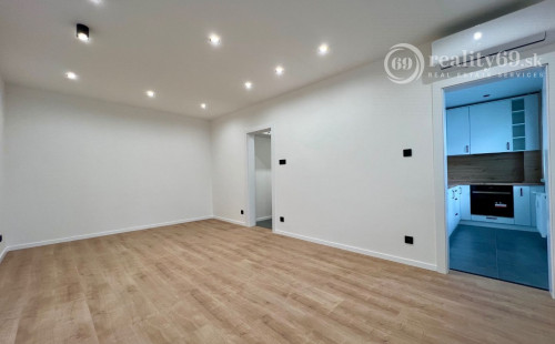 NOVÁ SUPER CENA - TERASA - TRIEDA SNP - 3 IZBOVÝ SUPER MODERNÝ BYT 57 M2, UZAVRETÁ LODŽIA, KLIMATIZÁCIA, PRÁČKA