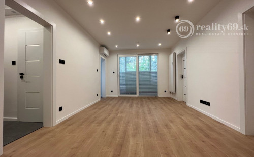 NOVÁ SUPER CENA - TERASA - TRIEDA SNP - 3 IZBOVÝ SUPER MODERNÝ BYT 57 M2, UZAVRETÁ LODŽIA, KLIMATIZÁCIA, PRÁČKA