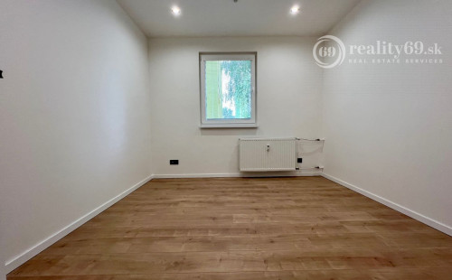 NOVÁ SUPER CENA - TERASA - TRIEDA SNP - 3 IZBOVÝ SUPER MODERNÝ BYT 57 M2, UZAVRETÁ LODŽIA, KLIMATIZÁCIA, PRÁČKA