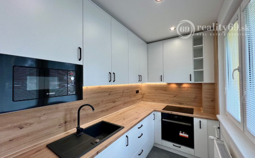 NOVÁ SUPER CENA - TERASA - TRIEDA SNP - 3 IZBOVÝ SUPER MODERNÝ BYT 57 M2, UZAVRETÁ LODŽIA, KLIMATIZÁCIA, PRÁČKA