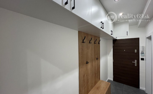 NOVÁ SUPER CENA - TERASA - TRIEDA SNP - 3 IZBOVÝ SUPER MODERNÝ BYT 57 M2, UZAVRETÁ LODŽIA, KLIMATIZÁCIA, PRÁČKA